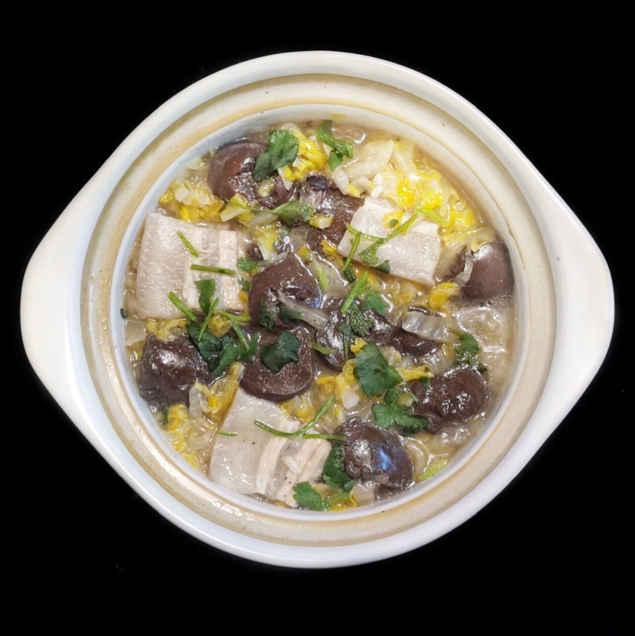 酸菜血肠 酸菜血肠: 1,酸菜切丝,用水洗2次控干水分;五花肉切稍厚一点