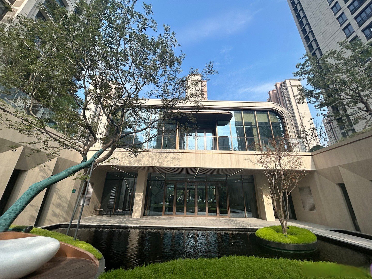 这么热的天,又是周二,高新区这家楼盘看房的客户有