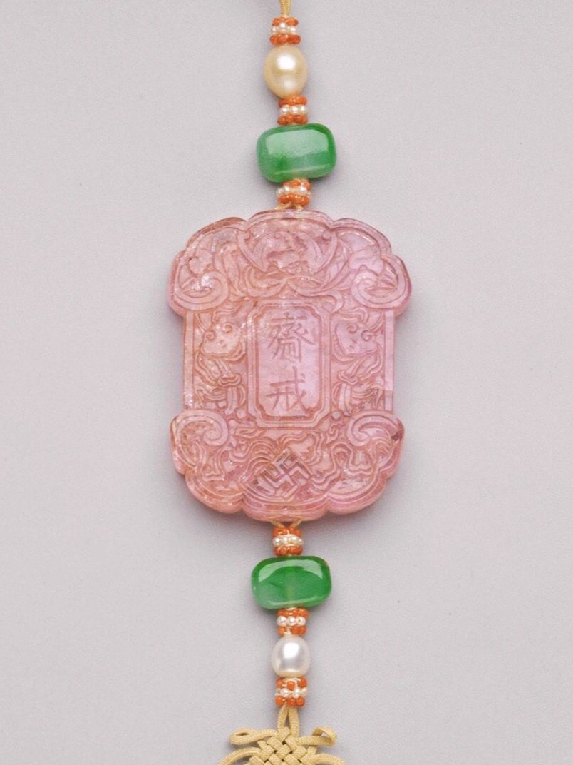 清代|斋戒牌 左图:清代/粉红碧玺斋戒牌 右图:清代/翡翠斋戒牌 斋戒