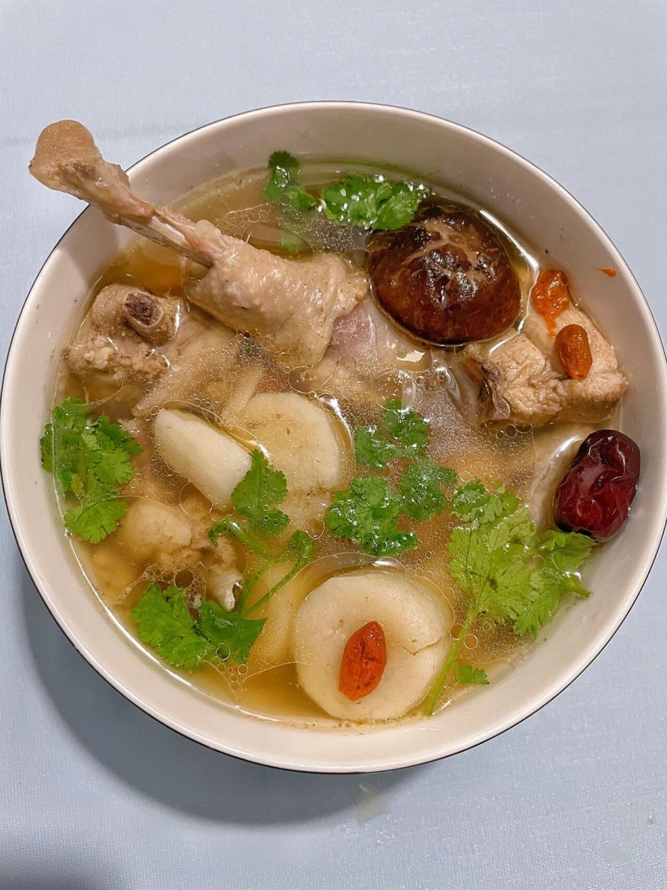 山药炖鸡汤 食材: 鸡半只,铁棍山药一根,干香菇适量,生姜一块,红枣