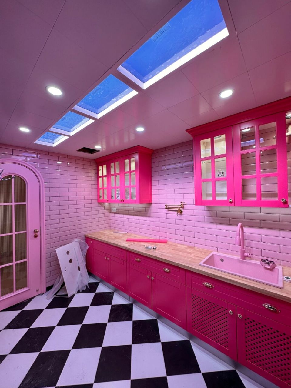 新家厨房装修进度80%…… 粉色厨房应该没人见过吧哈哈哈!