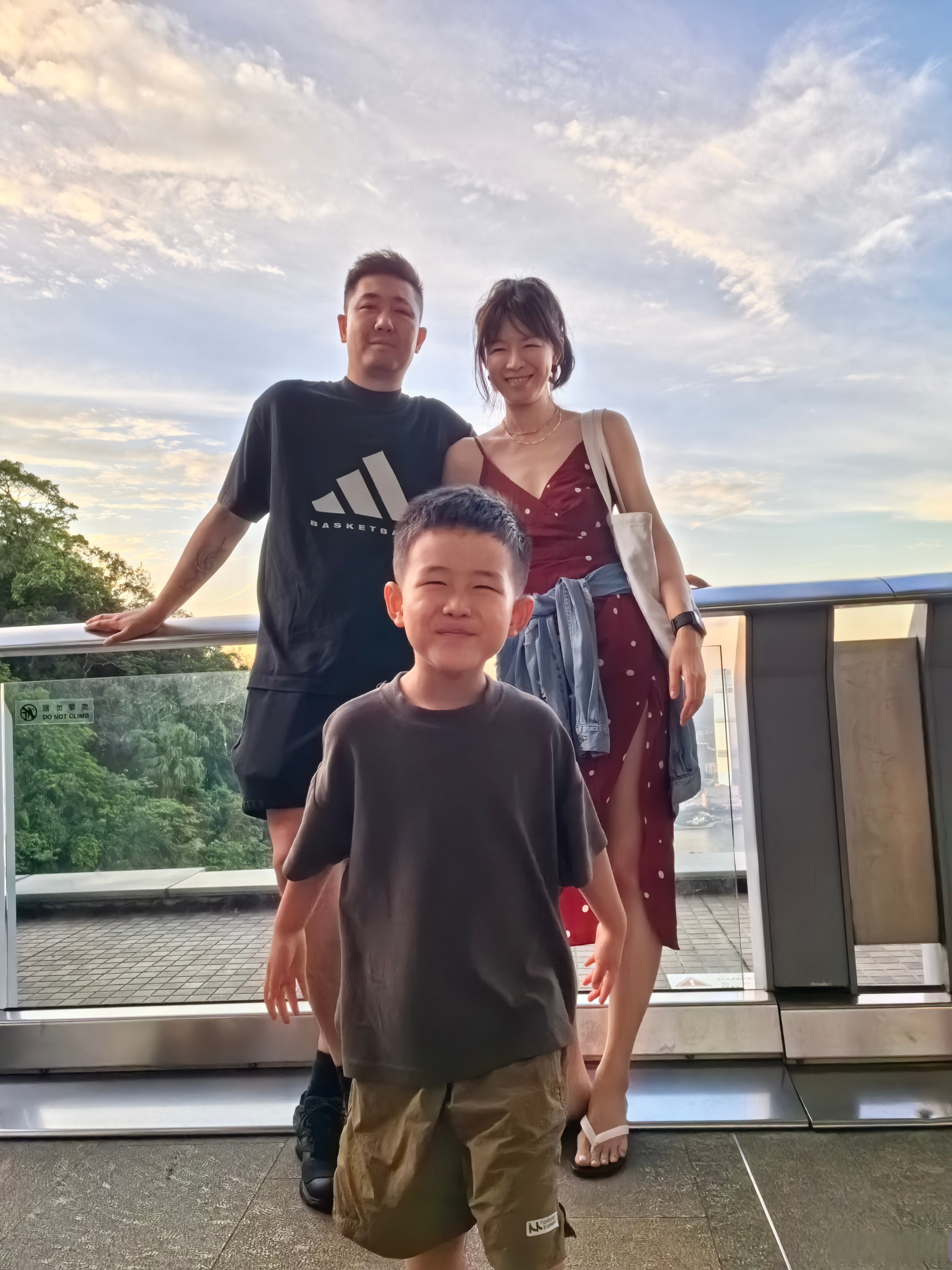 一早起来赶火车,排长队.到了酒店排队入住,下午所有的项目都排大长队