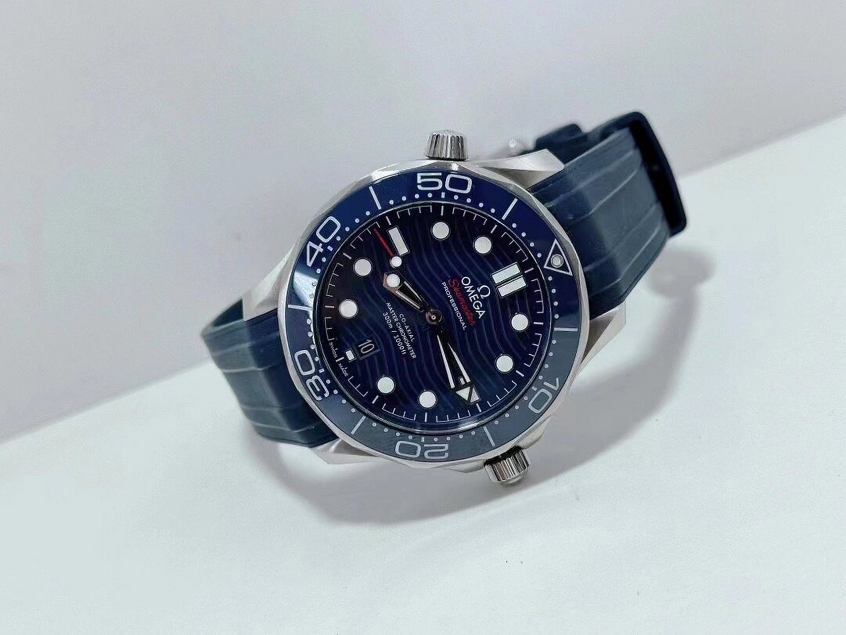 欧米茄海马300蓝盘胶带款 经典热门!型号210.32.42.20.03.001 !