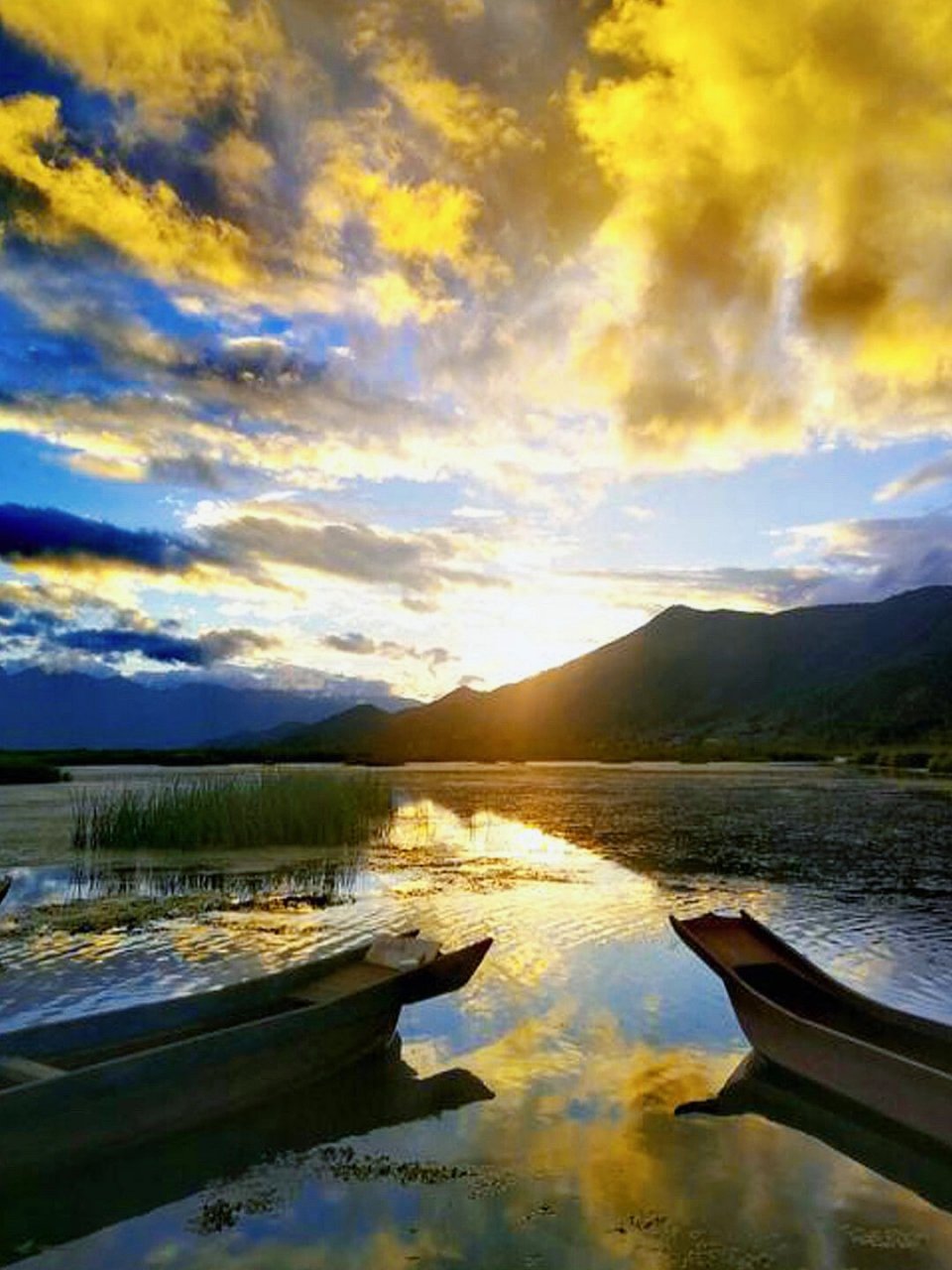 湖东为盐源县泸沽湖72镇(原左所区),湖西为宁蒗县永宁乡.