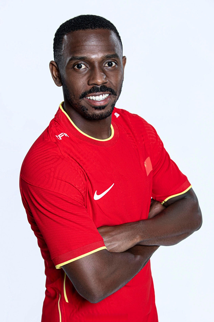 费南多今年30岁,司职边锋.原为巴西籍,后入籍中国.