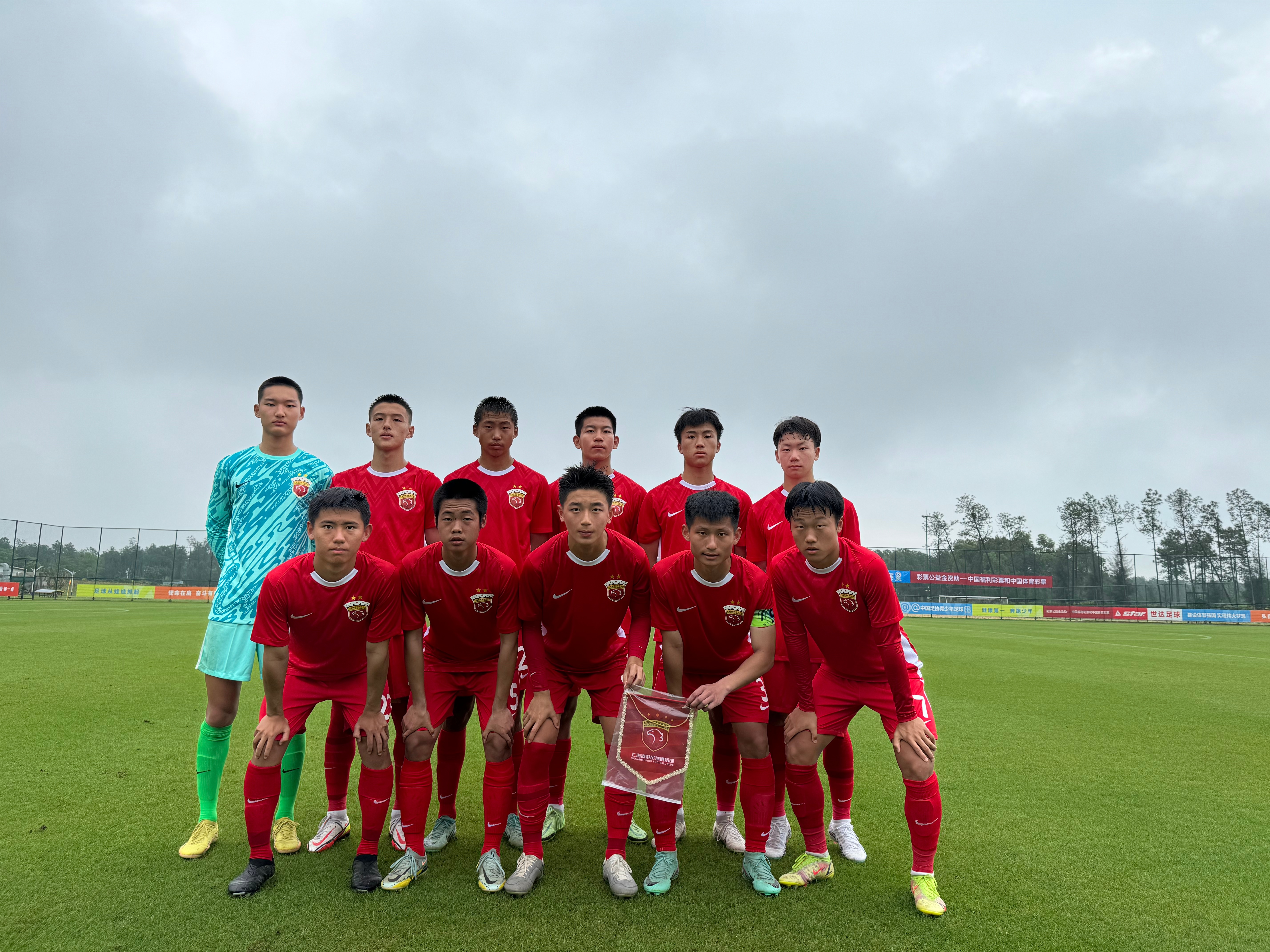 足球盛会争夺激烈，球员斗志昂扬 