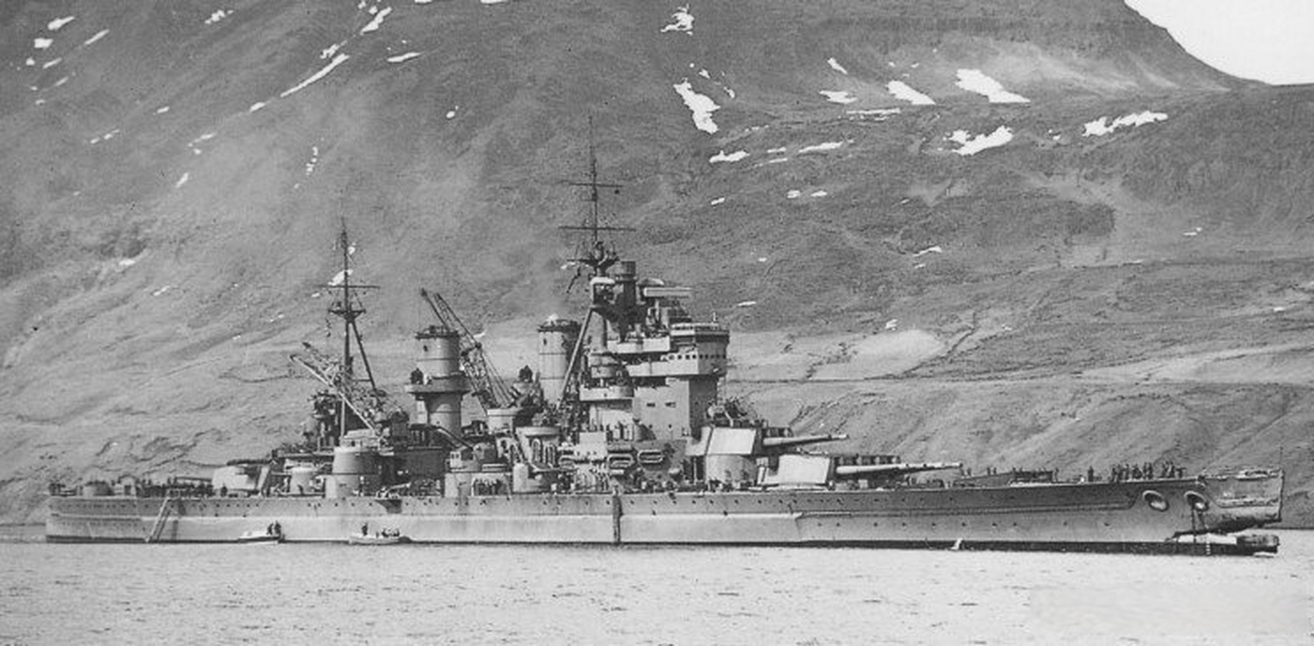 在冰岛附件航行的英王乔治五世号战列舰,注意该舰被撕裂的舰艏,这是在