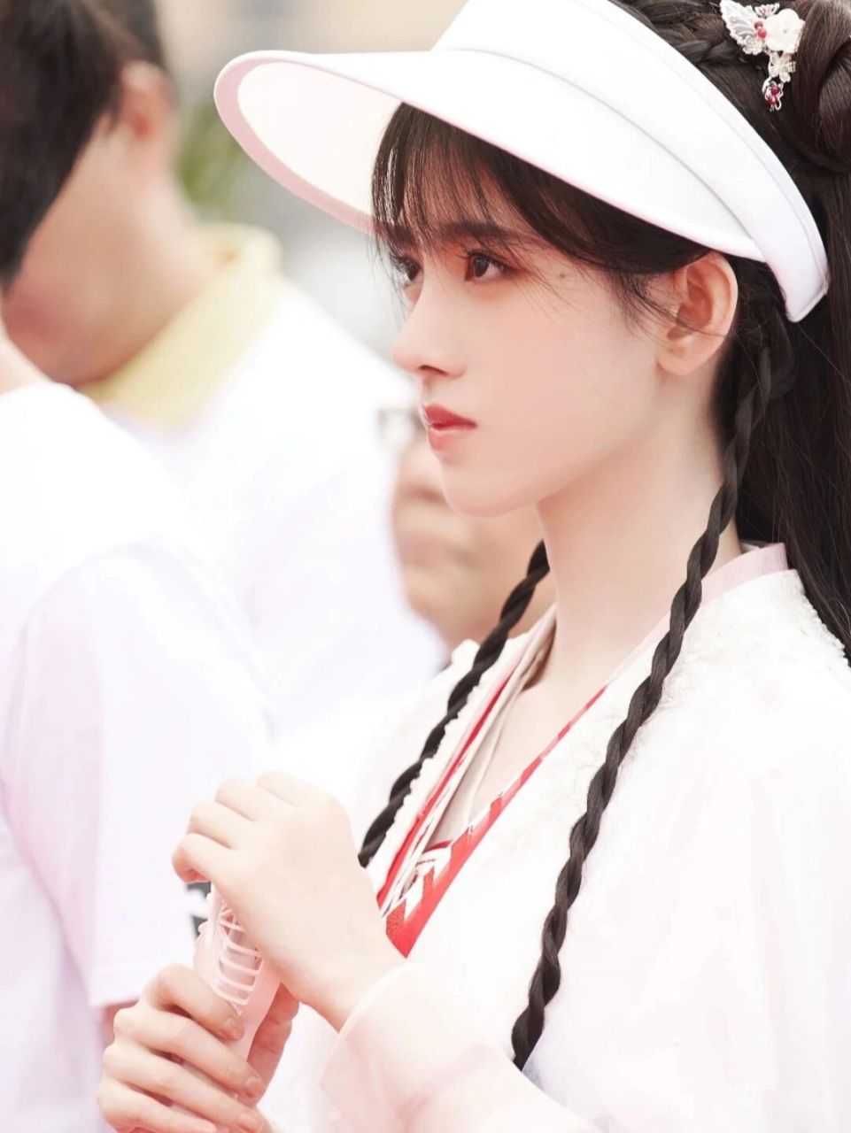 鞠婧祎主演的仙侠剧《花戎》开机了,很多姐妹让我扒一扒小鞠戴的防晒