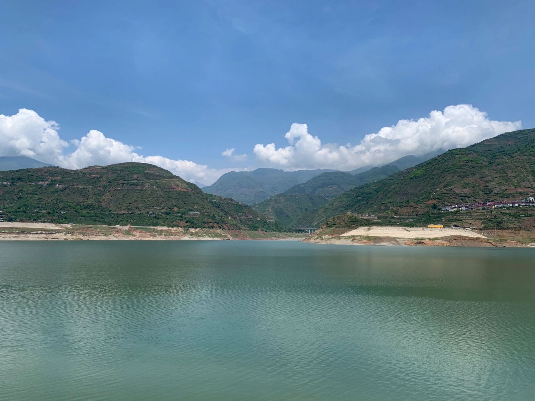 高山 湖泊 草地 可开车到湖边 99位置:四川省雅安市汉源县汉源  