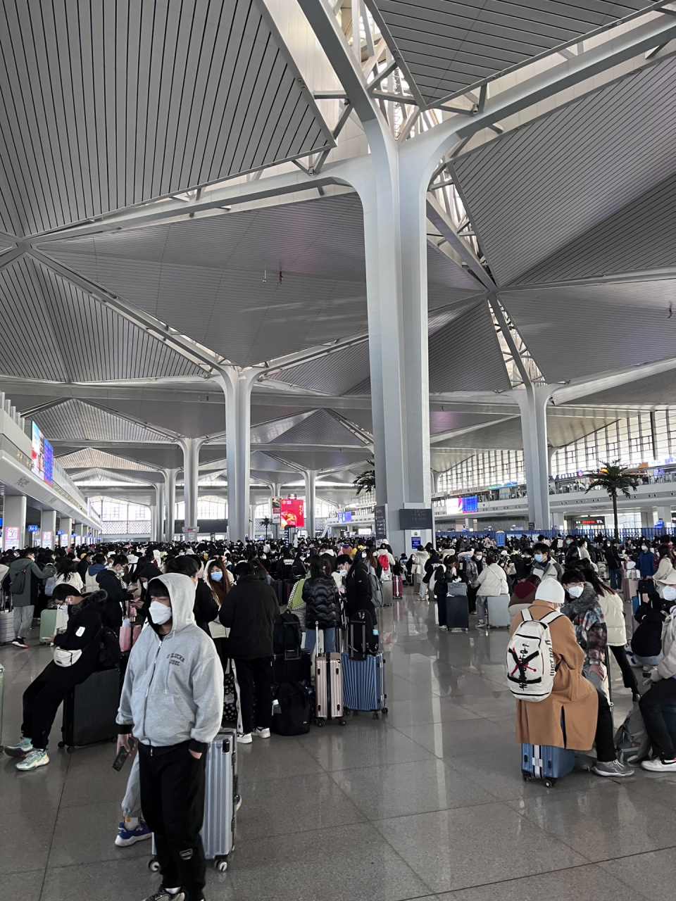 太原南站西进站口 队伍很快5-10分钟 站里人贼多.