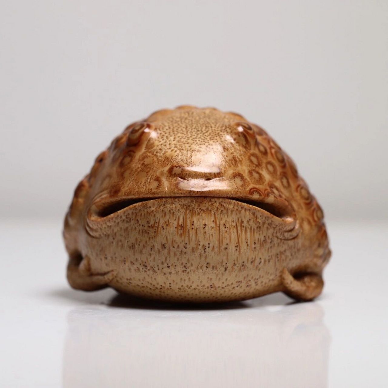 山宁竹舍 一只简约不简单的金蟾 竹根雕|金蟾 . 杨国强制,落款杨国强.