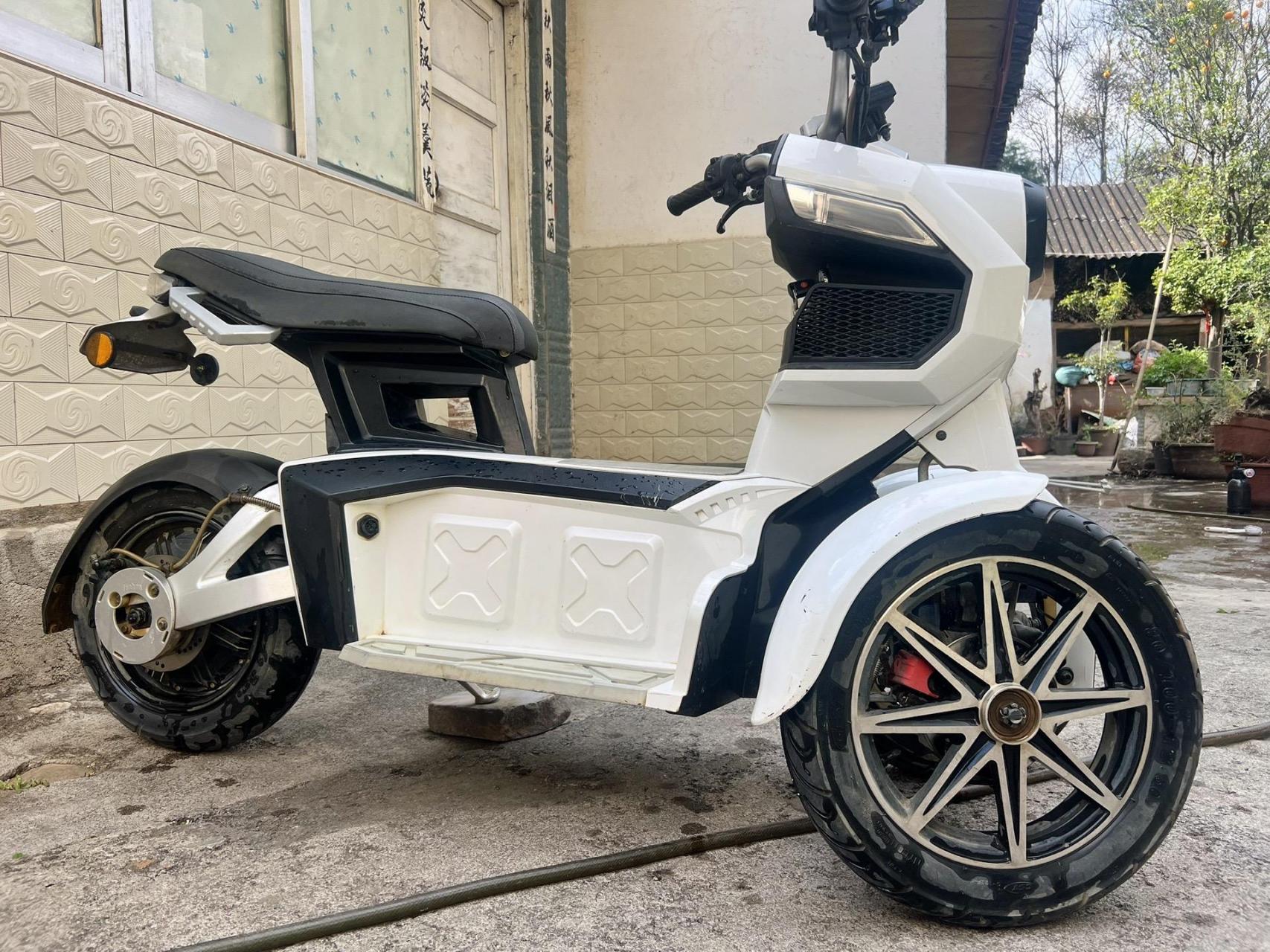 逗哈电动倒三轮.