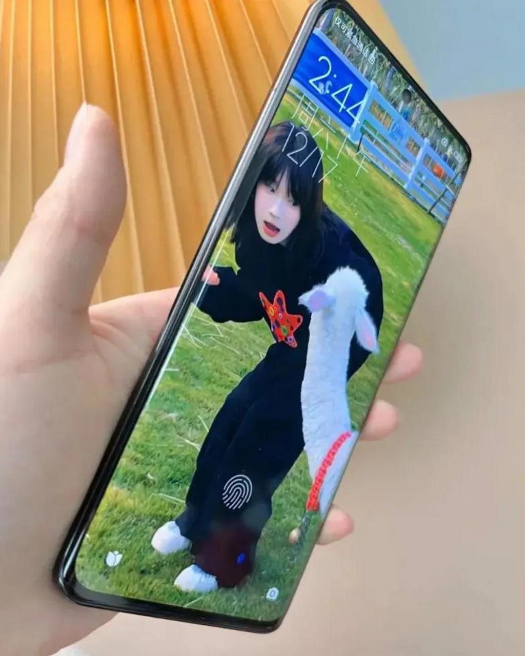 这反人类的曲面屏,最开始是三星s6edge为了炫技推出的!