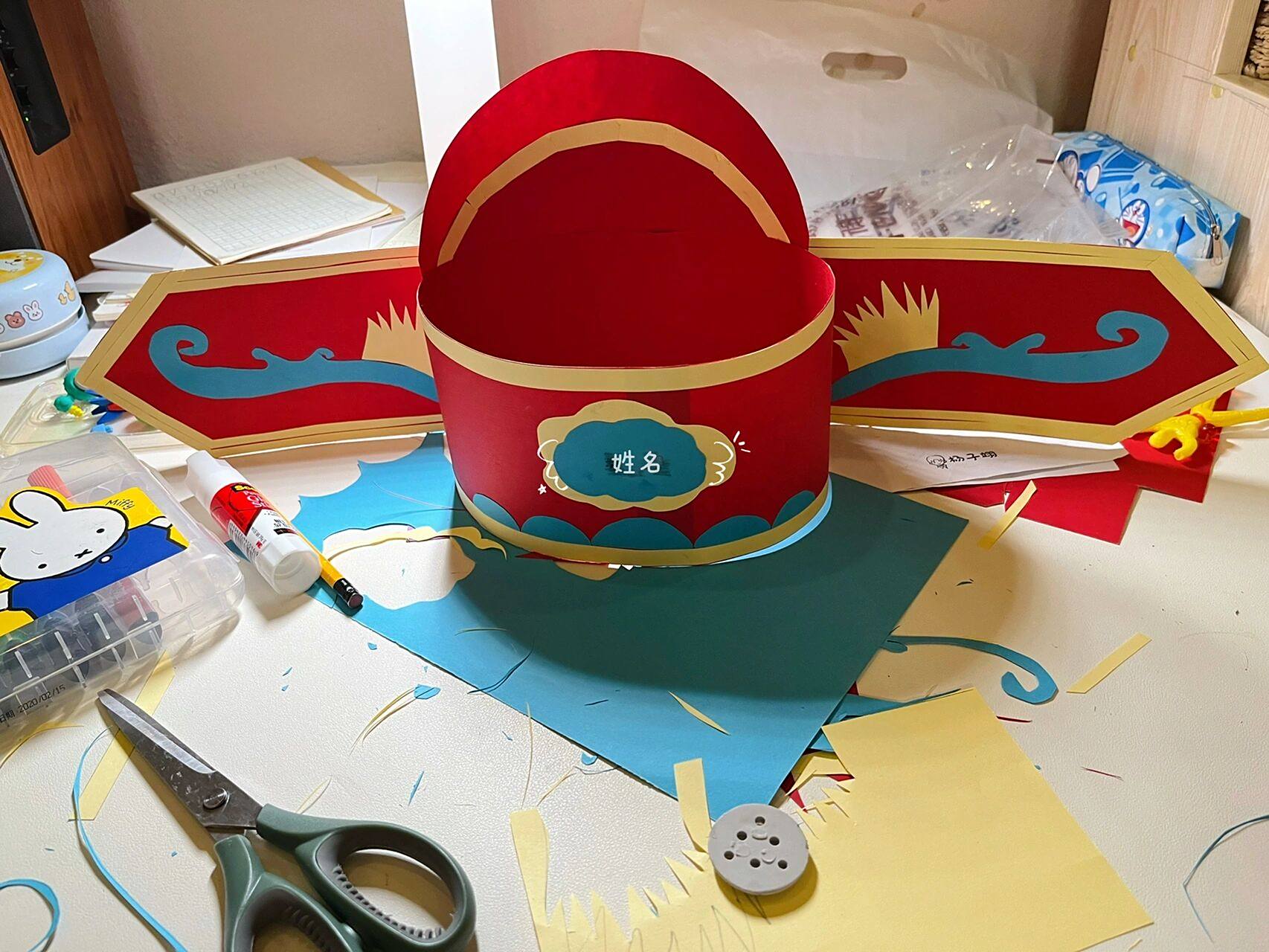 开学典礼手工制作状元帽 老母亲表示尽力了孩子幼儿园开学典礼需要戴