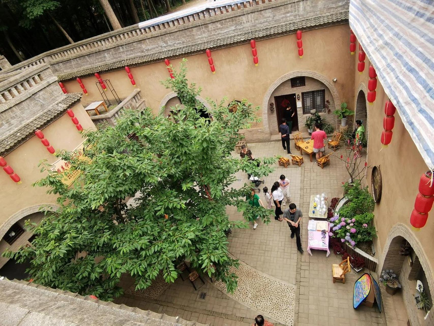 独具特色的三原柏社村地坑四合院.