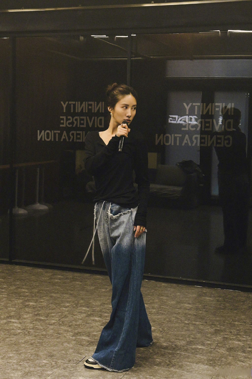 吴优练舞练到贴膏药吴优乘风破浪4练舞随拍 吴优微博晒练舞图,竟然