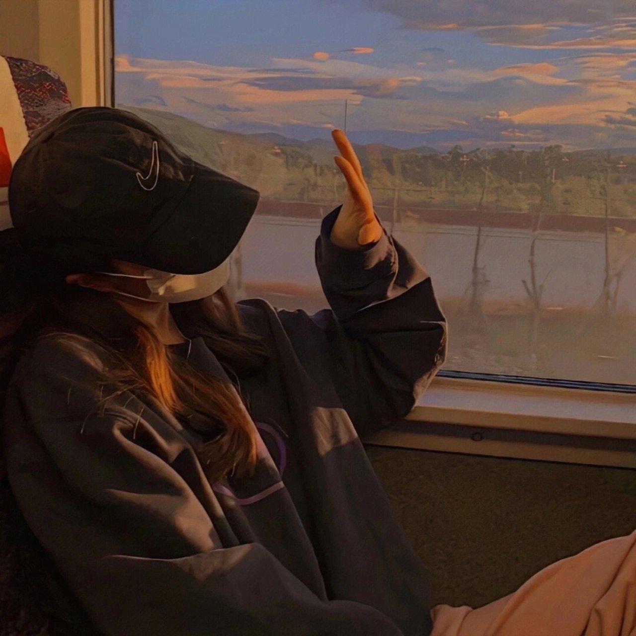 头像女 "鲜花永远是平淡生活里温柔的光"#头像分享# #头像# #女生头像