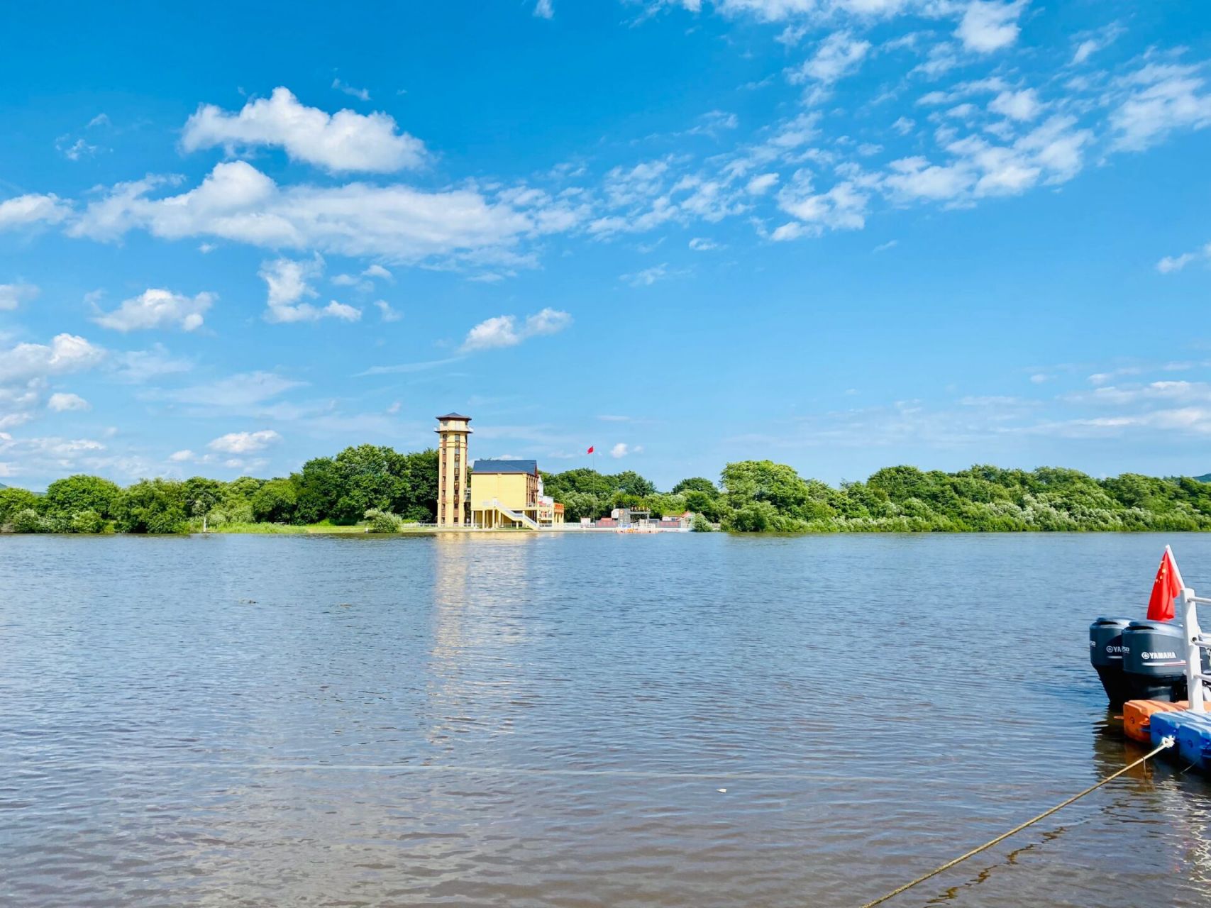 虎林珍宝岛 珍宝岛,满语"古斯库瓦郎",意为"军队营盘",是一个位于
