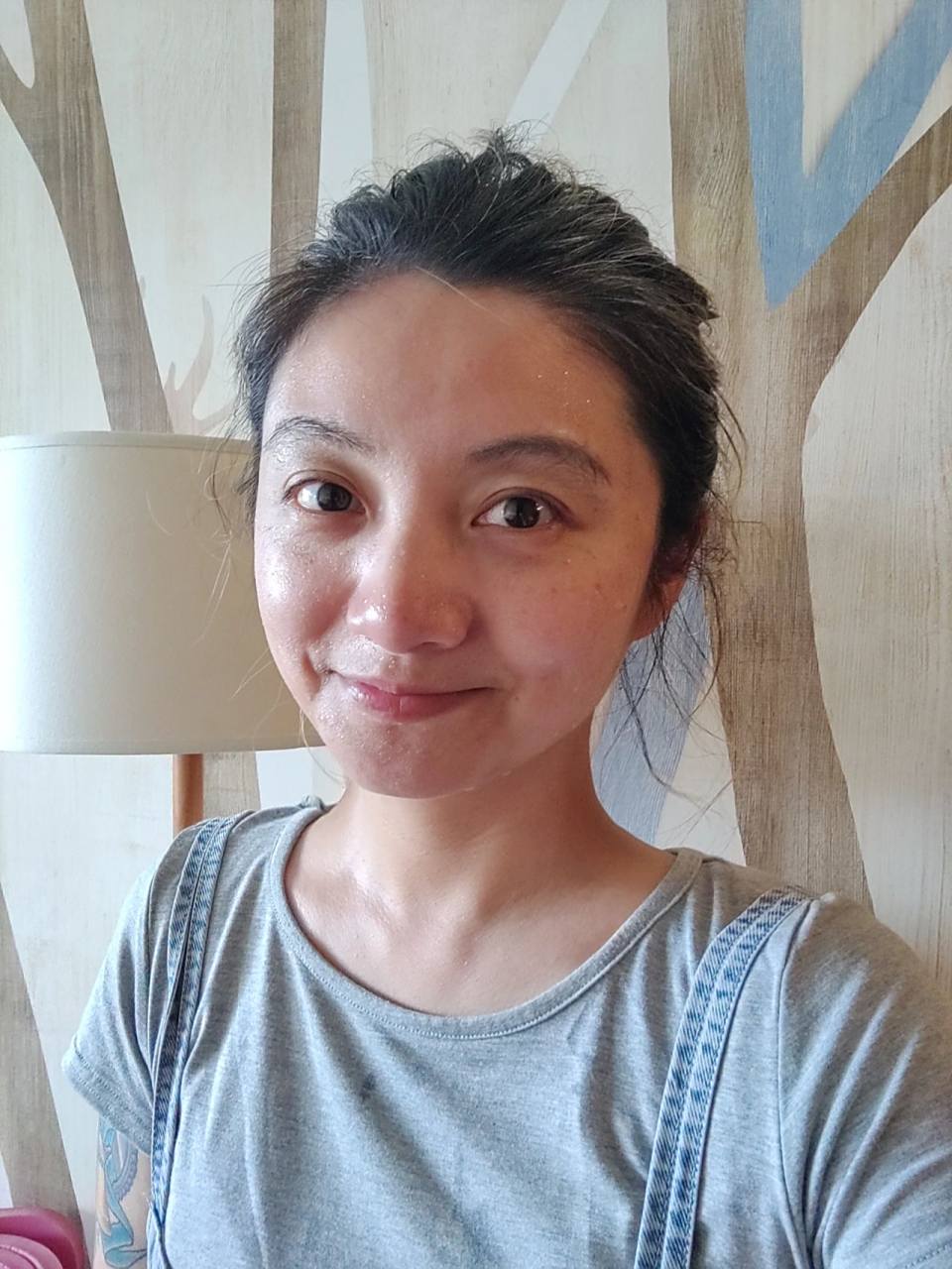 四十岁女人素颜真实颜值 洗了把脸头发随便绑了一下 室内光手机前置