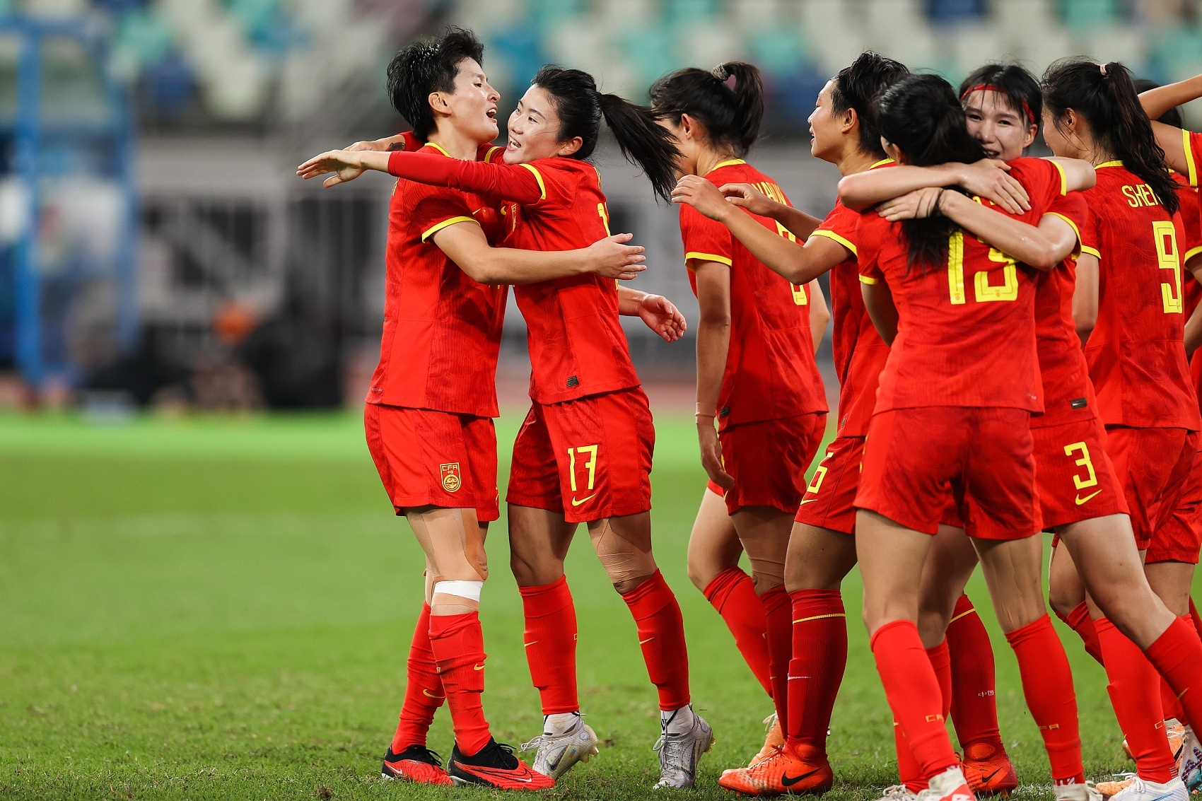 国家女足队员备战重要国际比赛，全力以赴