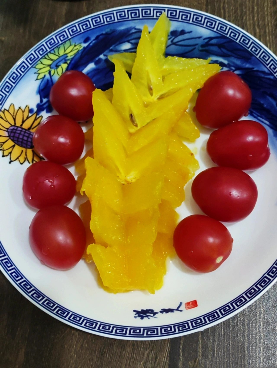 手残党水果拼盘(2)一一杨桃拼盘 这个杨桃形状棒棒哒 用刀沿杨桃棱