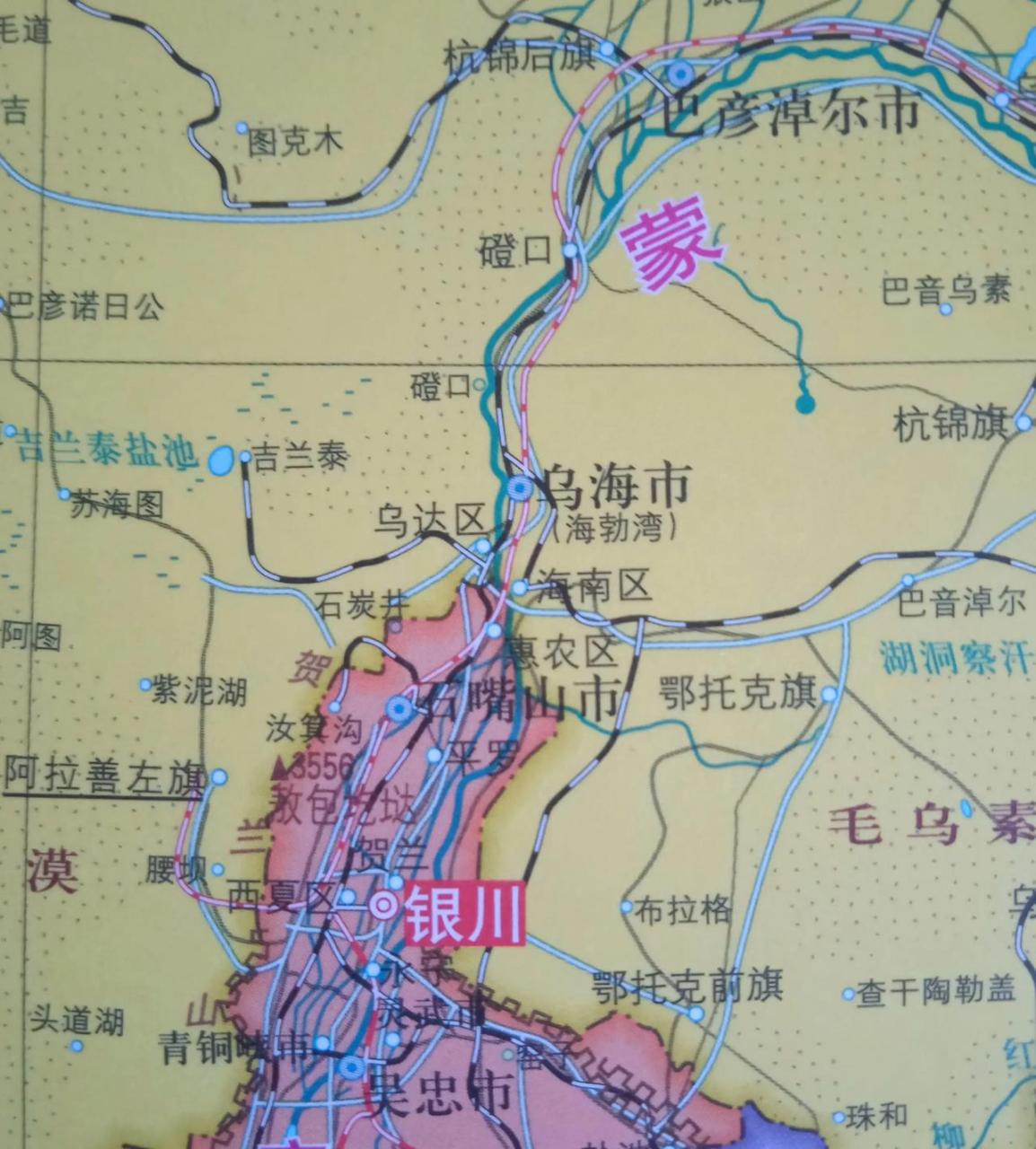 从阿拉善左旗往东过了贺兰山就是银川,当地人外出的交通干线都是往