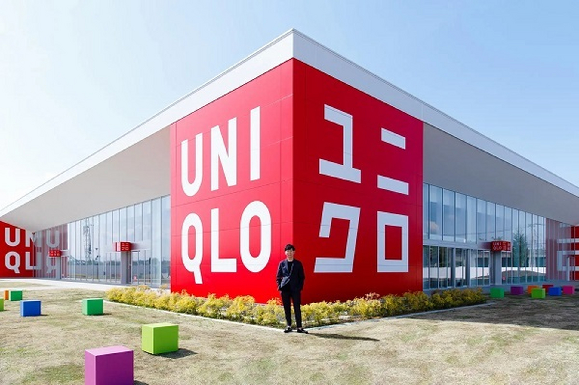 巨型 logo 日前,佐藤可士和为新开业的优衣库门店规划设计了整体建筑