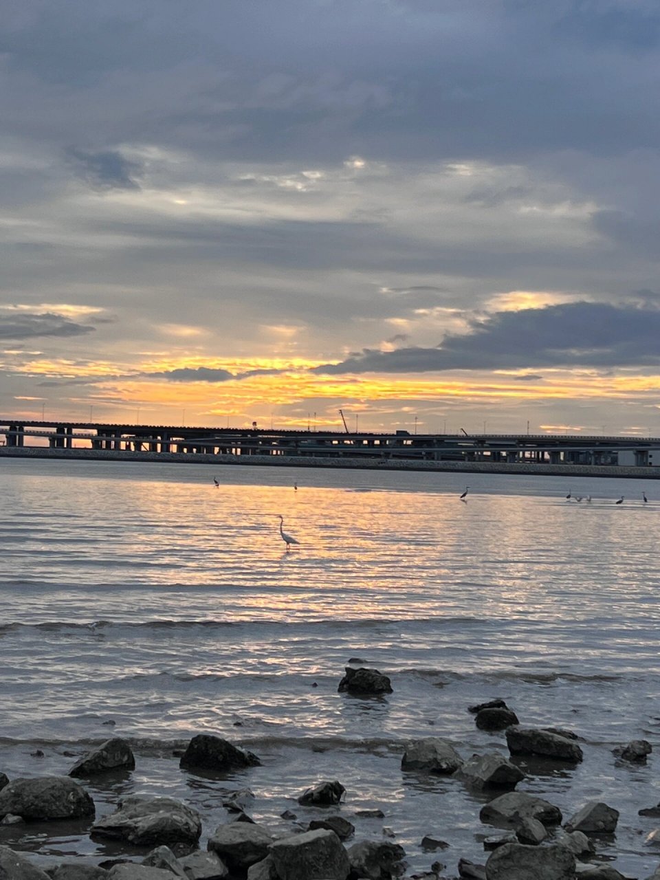 在深圳宝安 又一个适合呆的海边公园 天气没有很好 但是黄昏依旧很美