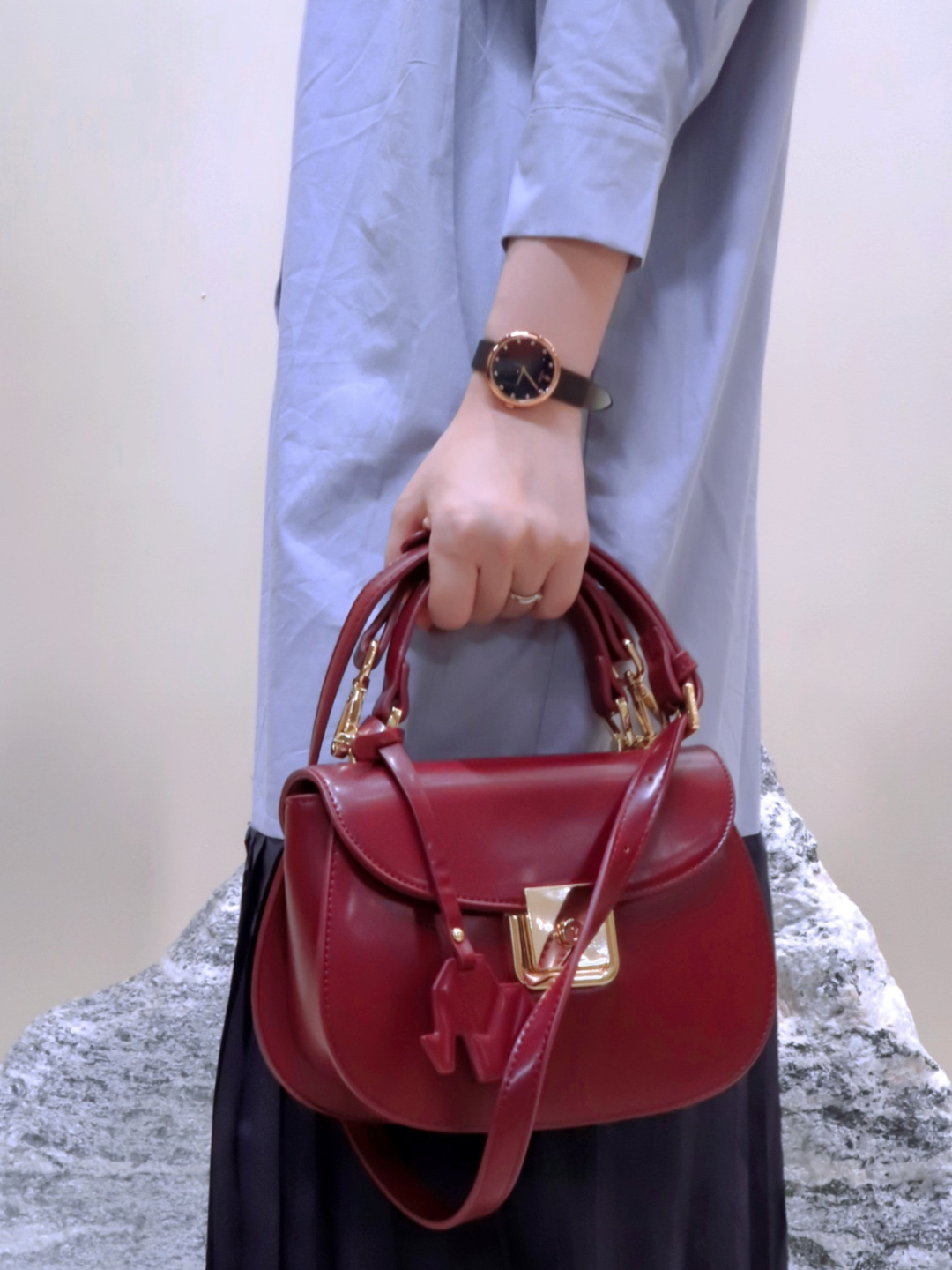 micocah的马鞍包做工精致,颜色正,看起来就很有质感