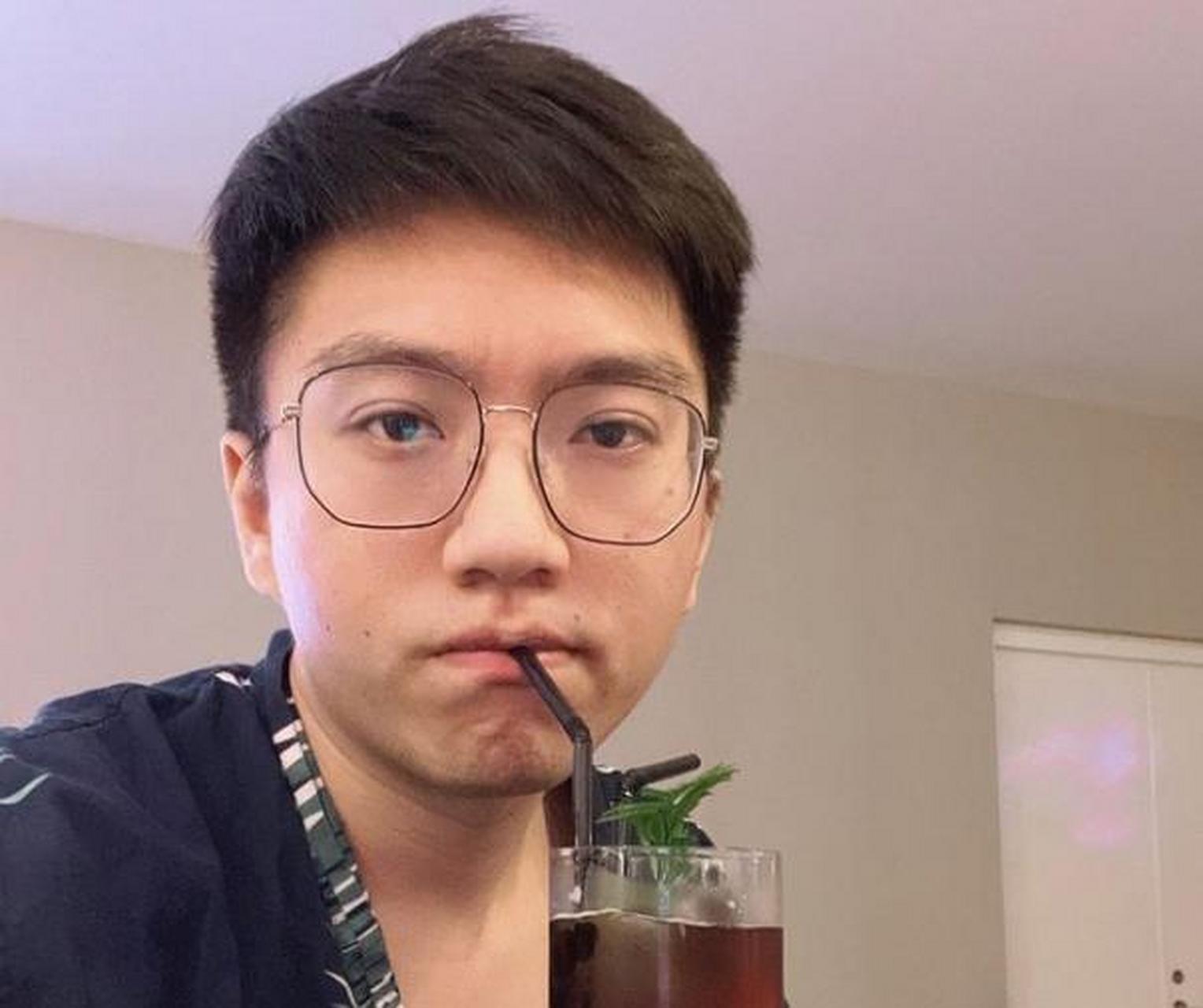 错觉老中医和车长老开黑战区二,聊到世界杯 错觉 :刀区以前两个解说就