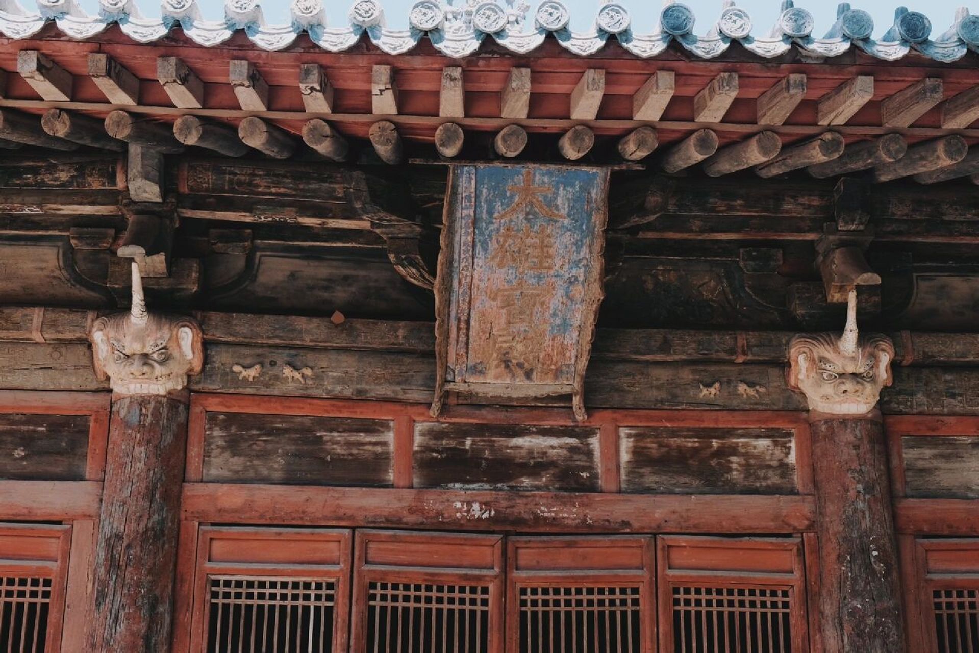 据五台县志记载,广济寺曾经香火旺盛,而今却只余一座主殿,前院目前被