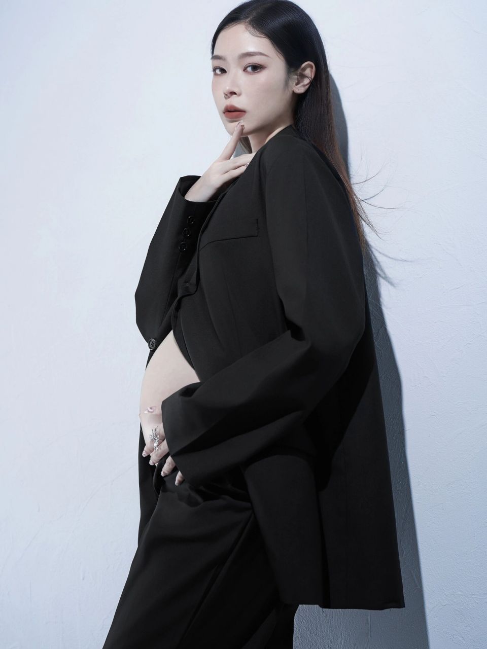 谁说孕妇只能温温柔柔呀02穿着黑色西装也太酷啦 #孕妇照大曝光