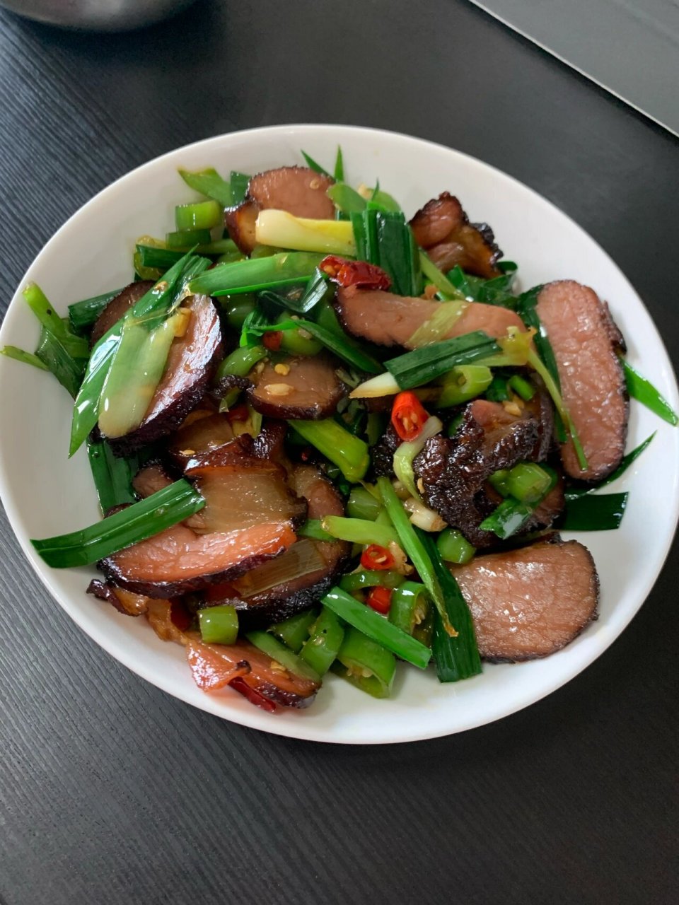 99准备材料:腊肉(水煮十几分钟滤干切片),辣椒切成小圈圈,蒜末,干