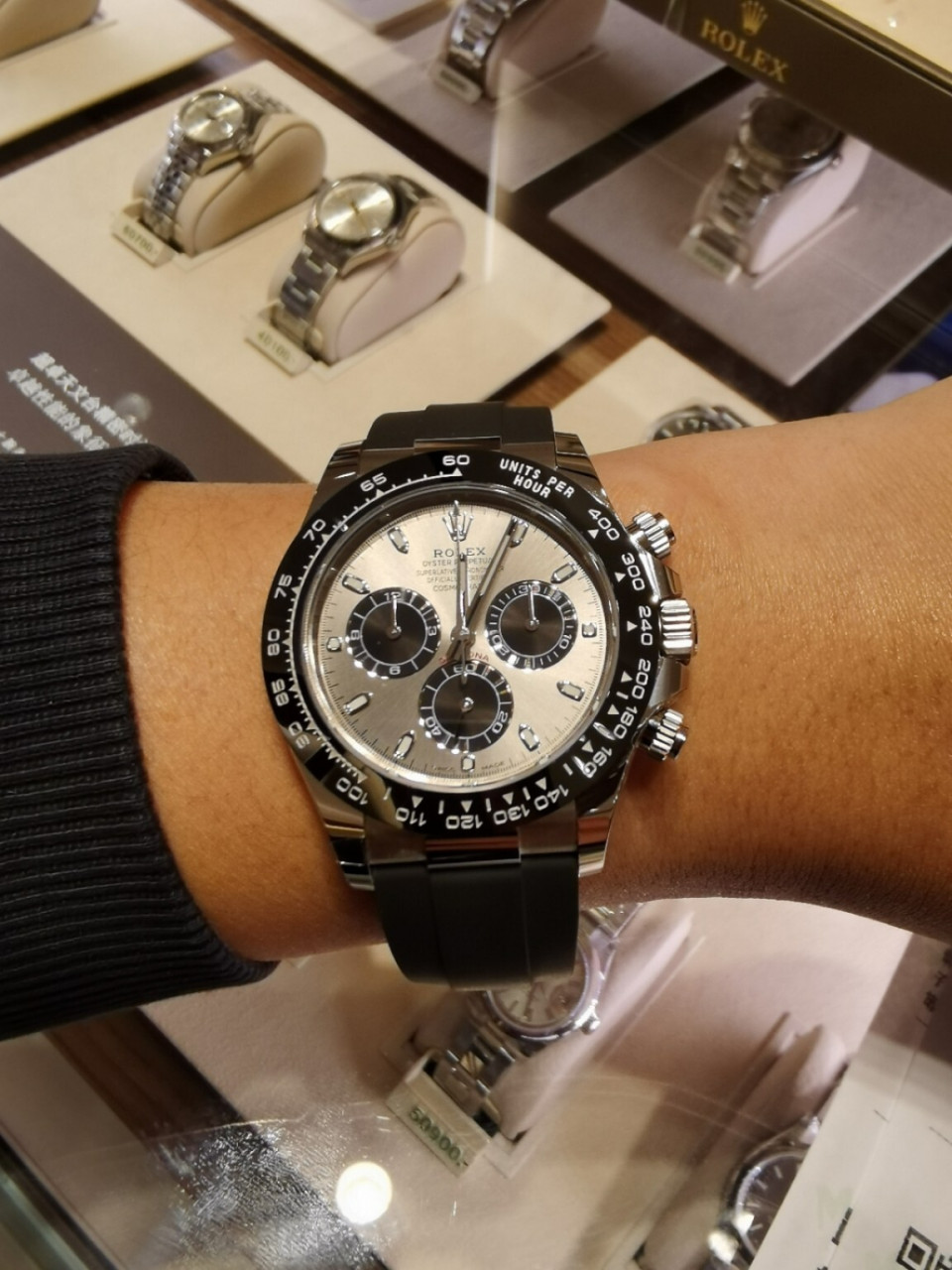 劳力士水泥灰迪通拿上手简直不要太好看 之前撸了一个玫瑰金的,说实话