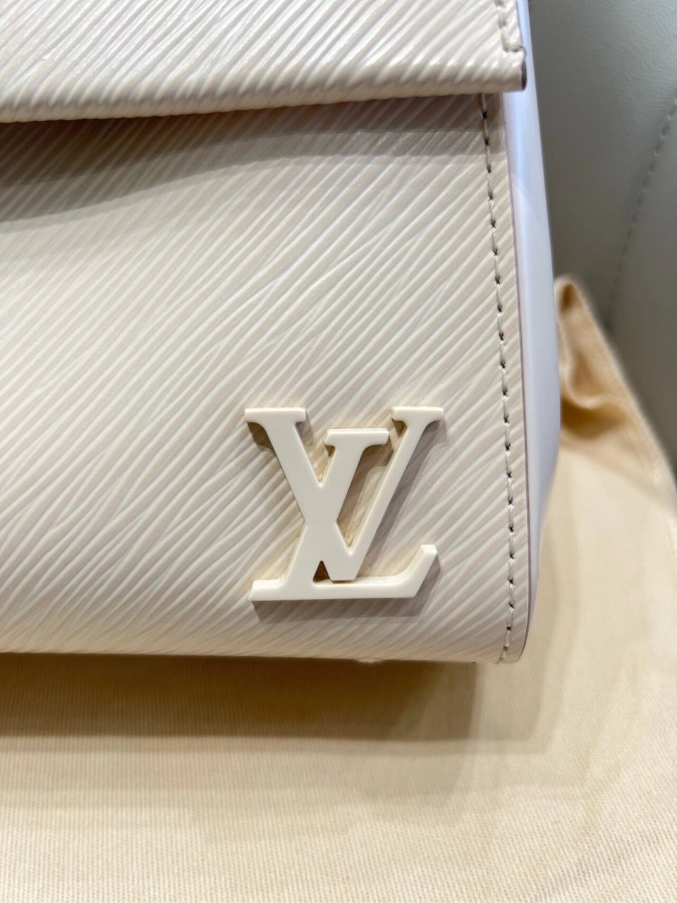 lv路易威登 cluny mini新款克鲁尼迷你奶白色 芯片款mini克鲁尼,底长