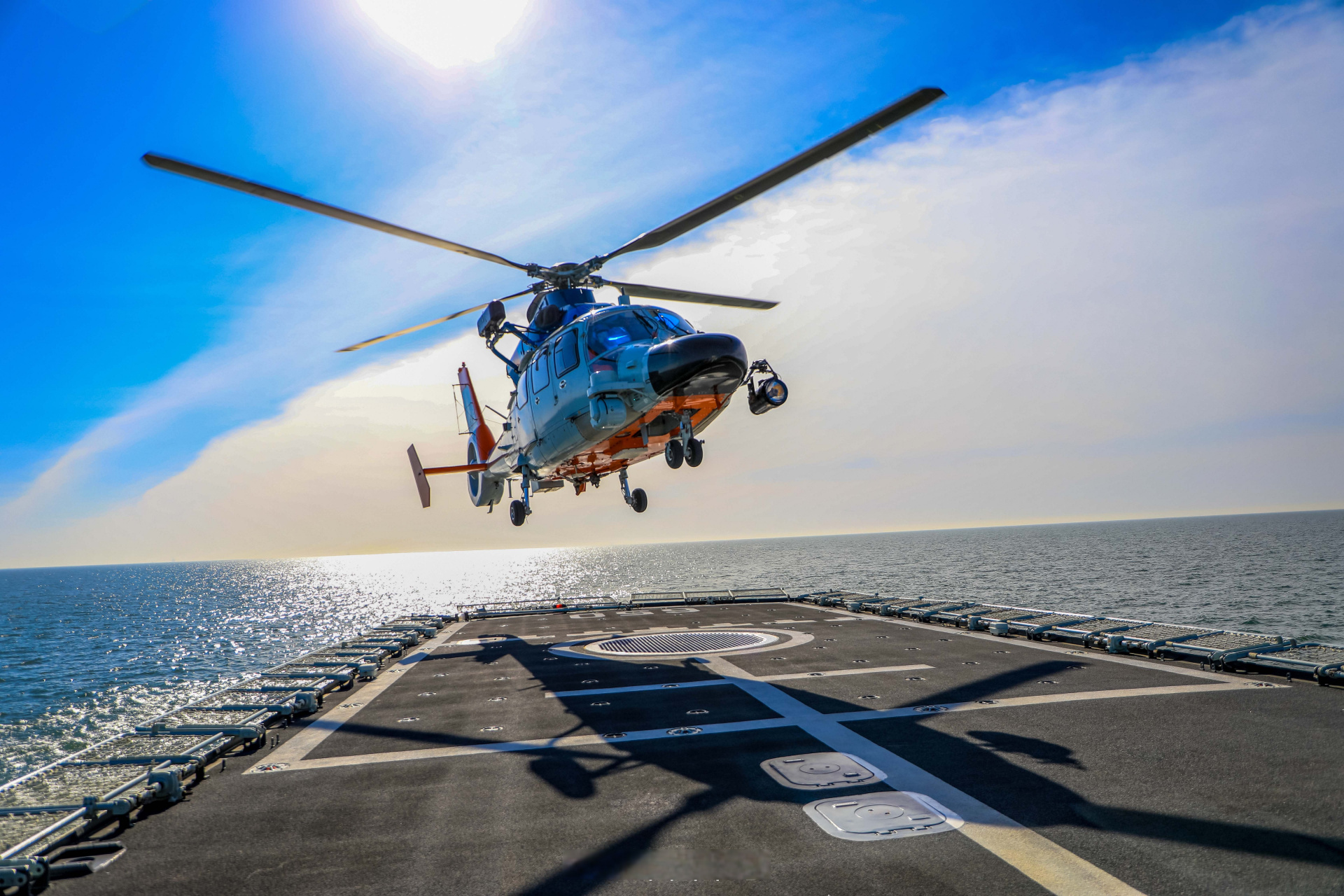 战机与蓝天同框有多美#[期待]】近日,北部战区海军某舰载直升机部队