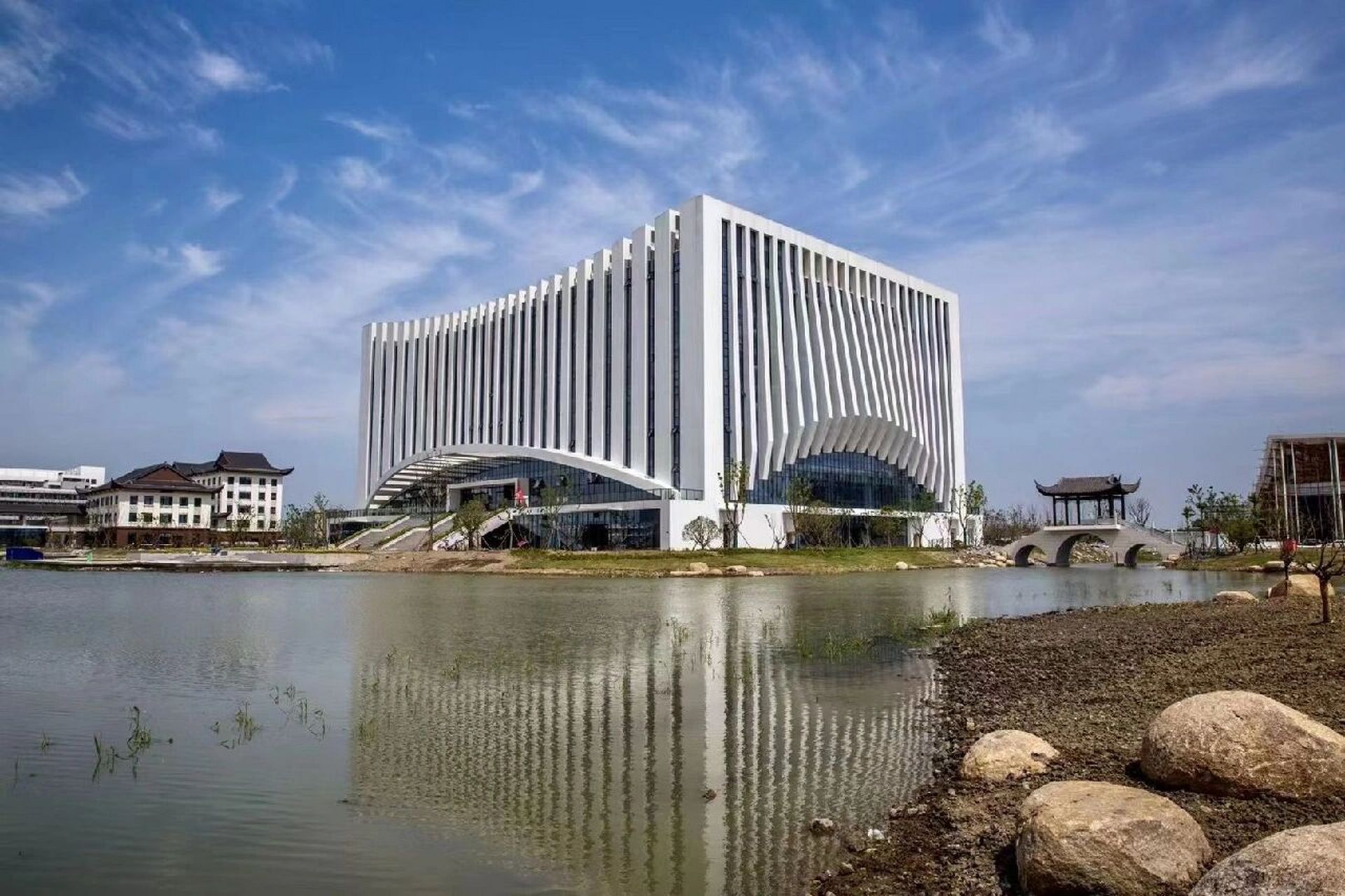 浙江水利水电学院南浔校区 浙江水利水电学院南浔校区位于浙江省湖州