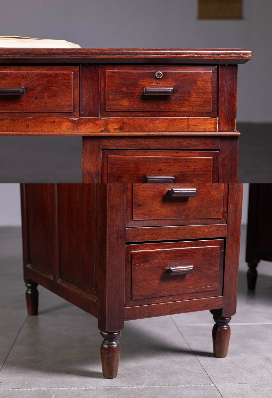 清晚民国 老红木大红酸枝三拼式写字台 【详情】:办公桌在家具中,是一