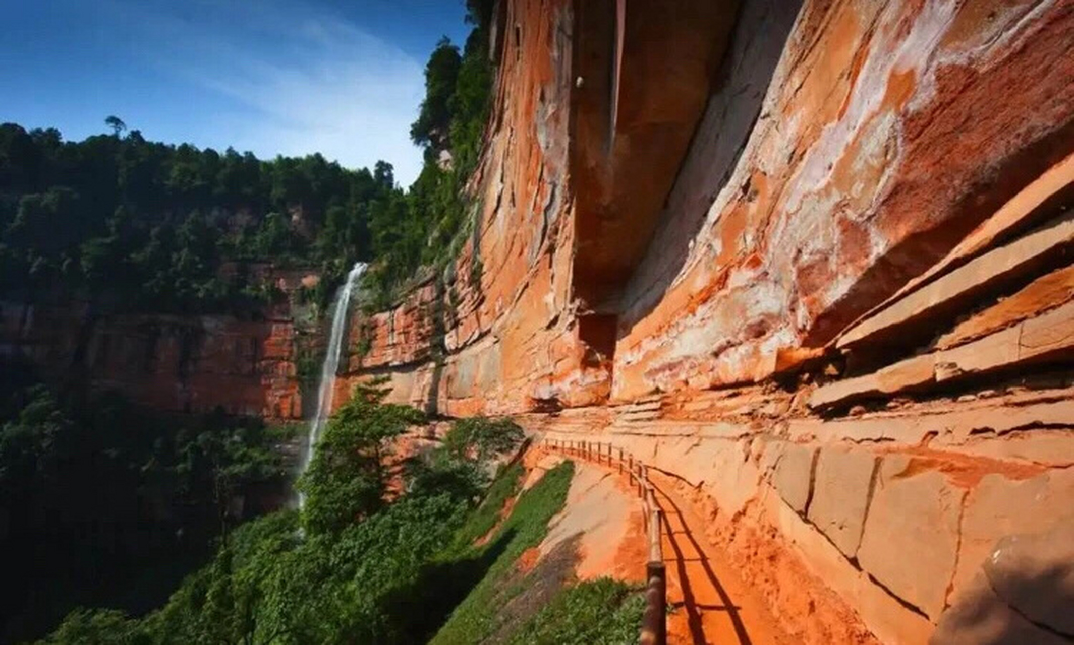 神奇佛光,看贵州遵义赤水丹霞佛光岩!
