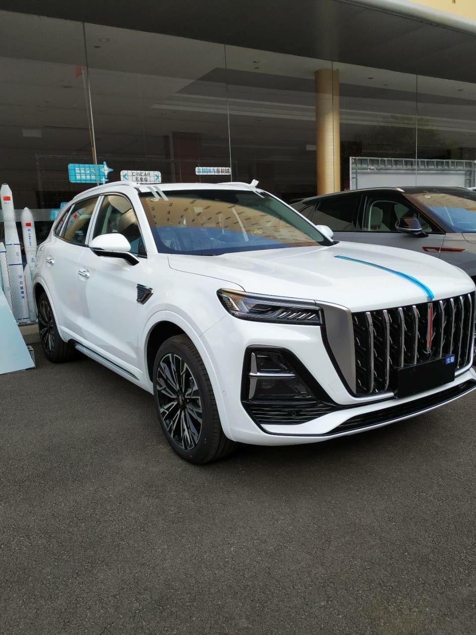 好消息,红旗hs5.你喜欢白色还是黑色?