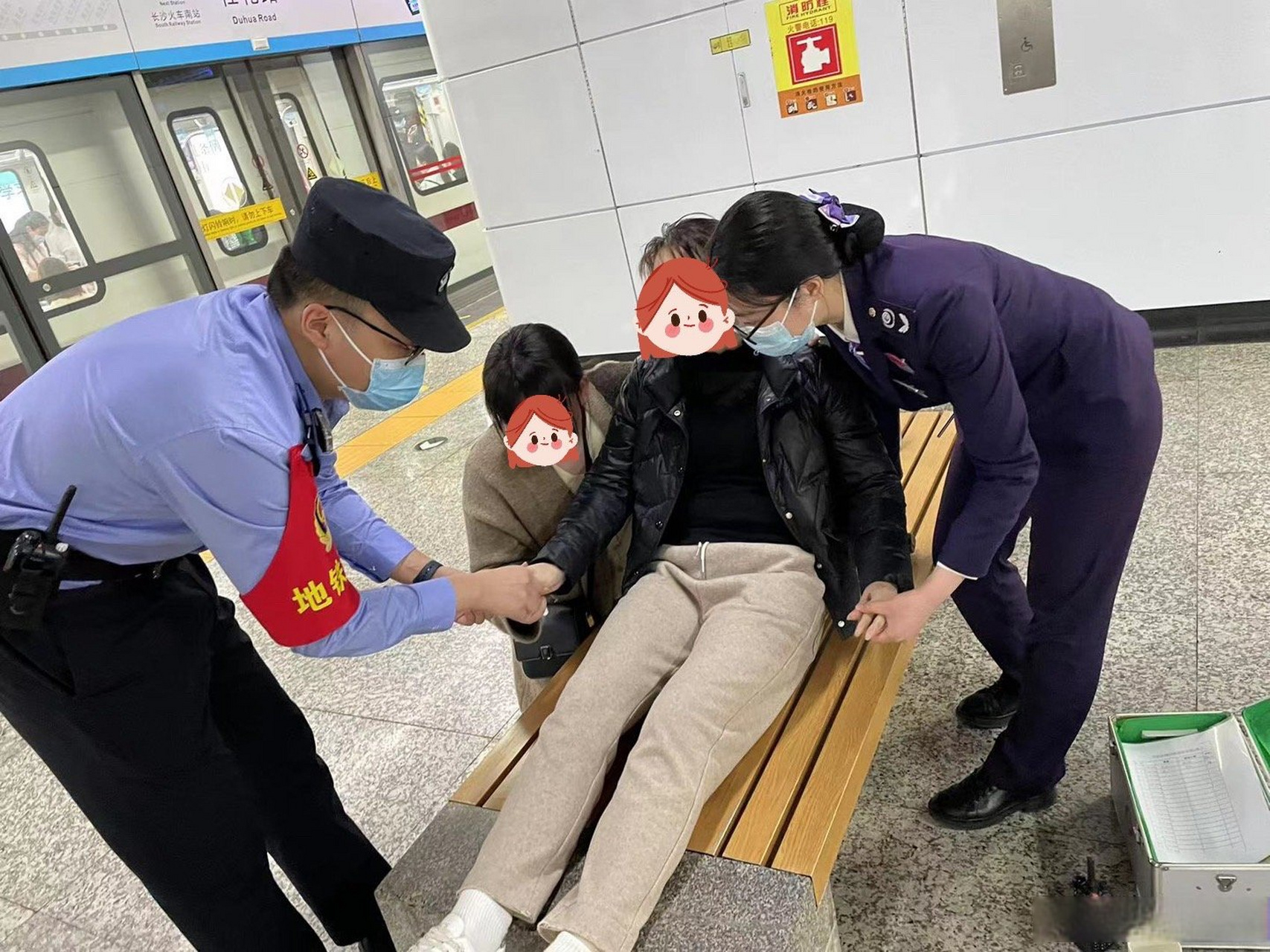 【女乘客地铁站内晕倒  公交民辅警出手相助】"站台上有人晕倒了!