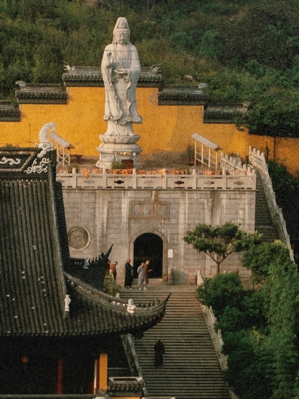 从天云寺木门出去,工作人员会嘱托他们下午4点就会关门,无法返回