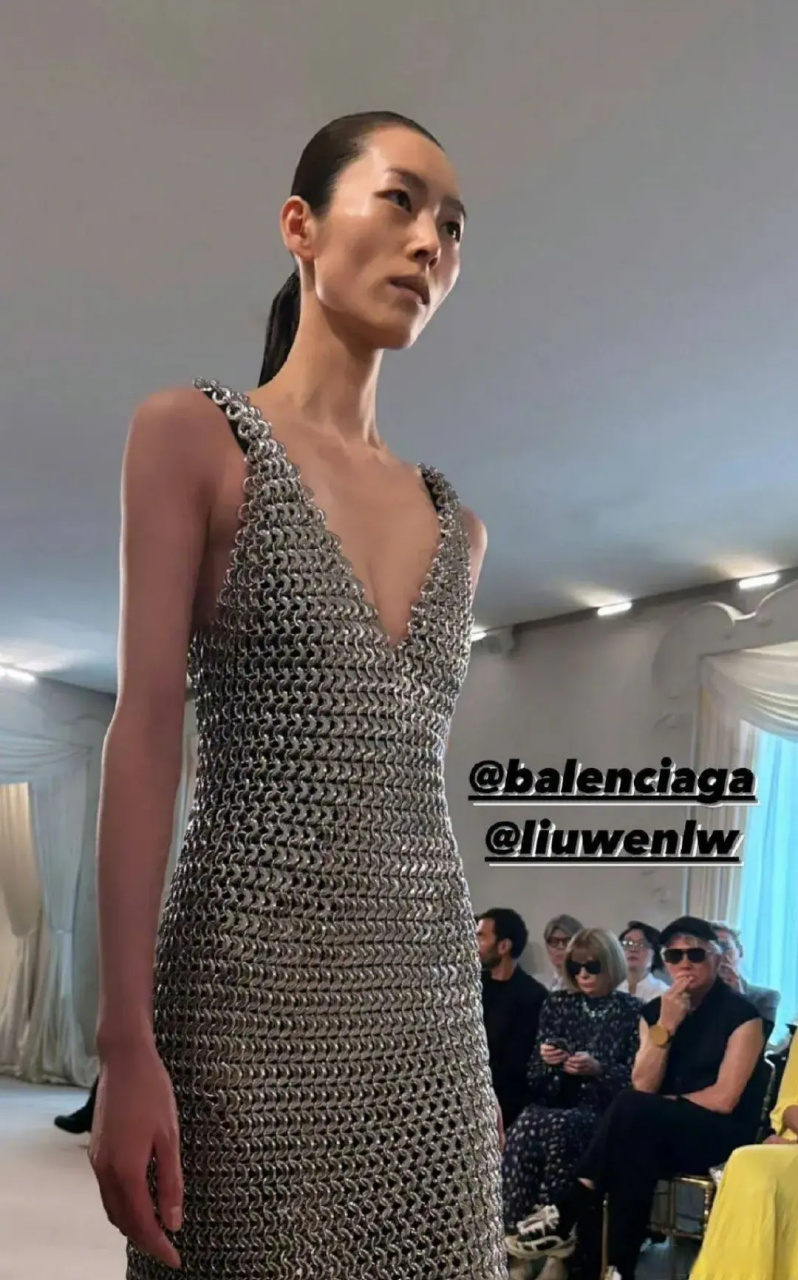 刘雯披了一身"甲胄",脸上丝毫看不出表情,台步和台风都好稳啊[作揖]