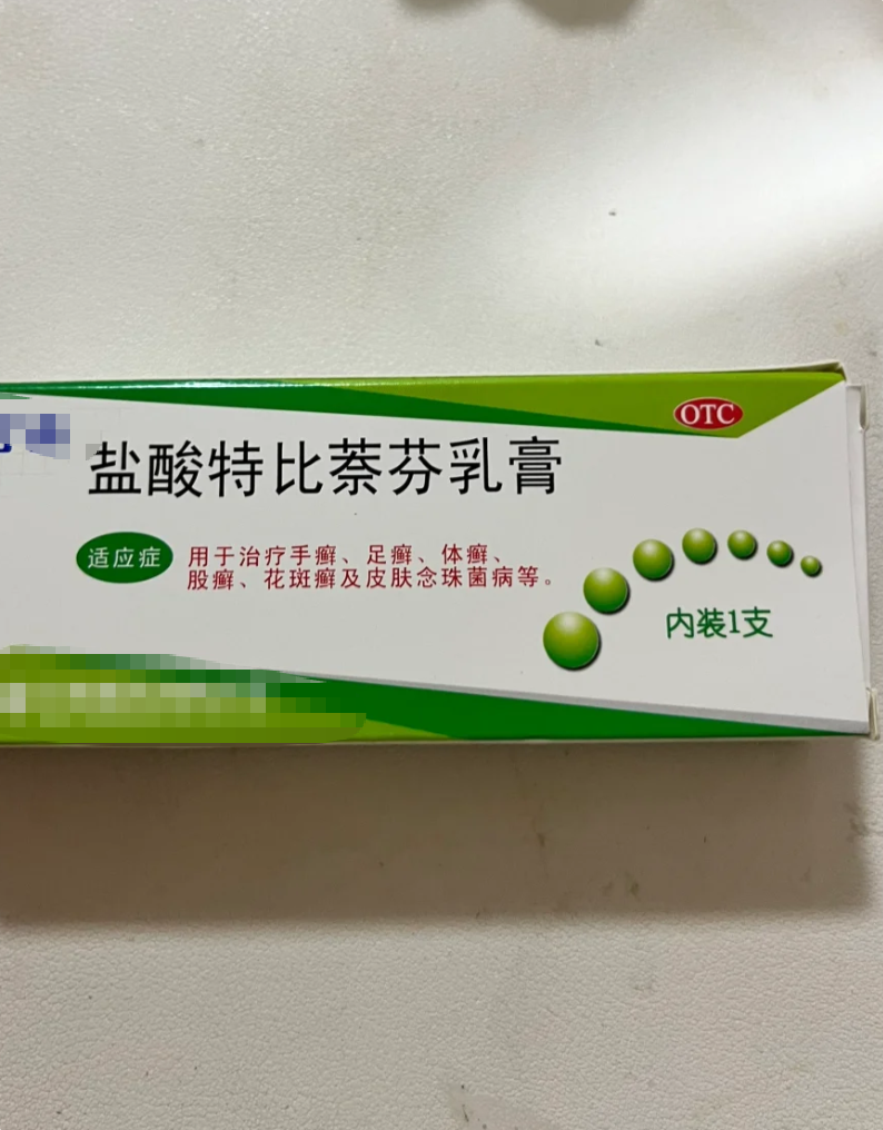 脸上黑一块白一块最常见的原因是真菌感染,也可
