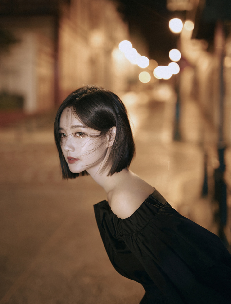 李一桐齐肩短发,黑色短裙氛围感街拍好美