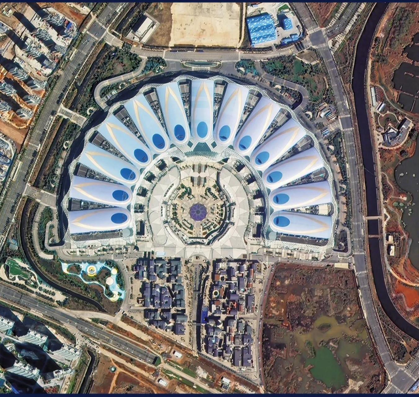 猜猜这是哪个城市的地标建筑,半圆形的,像花瓣,一共13瓣.