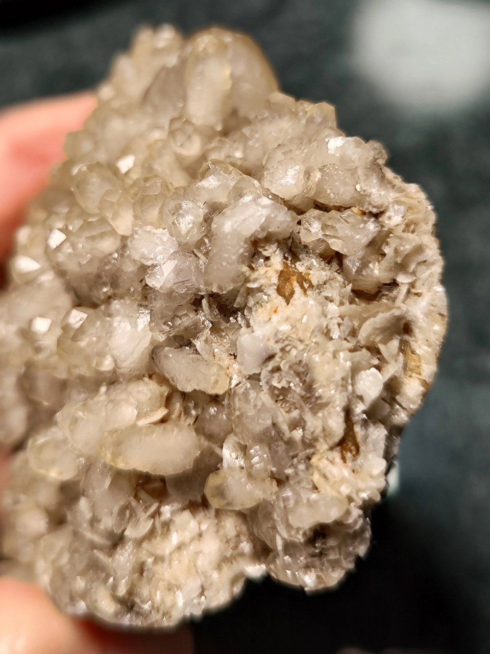 菱铁矿,白云石与方解石共生 底下是菱铁矿与白云石,上面又长了一层