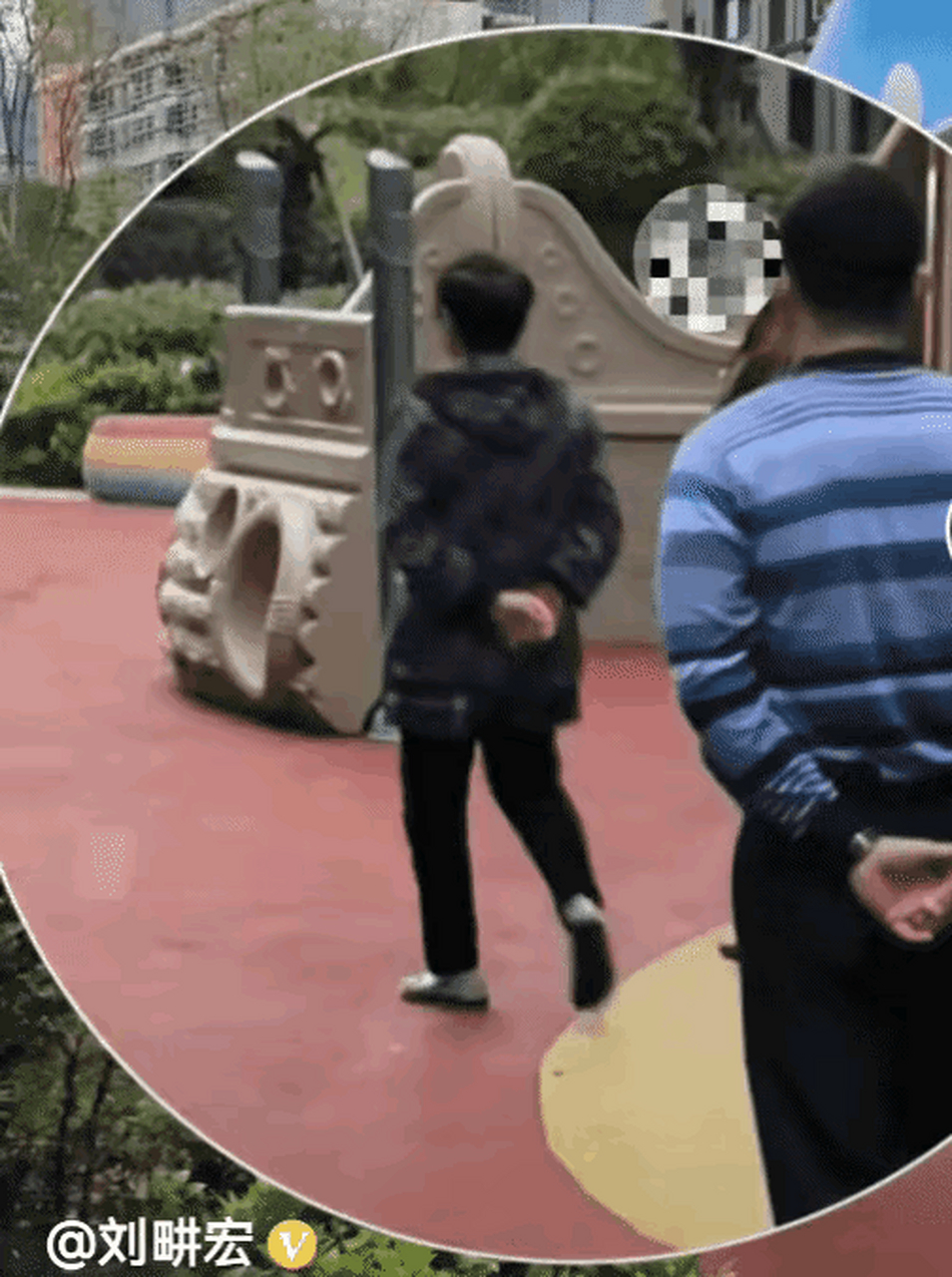 刘畊宏这回成熟稳重多了 这悠闲的背手姿势,跳广场