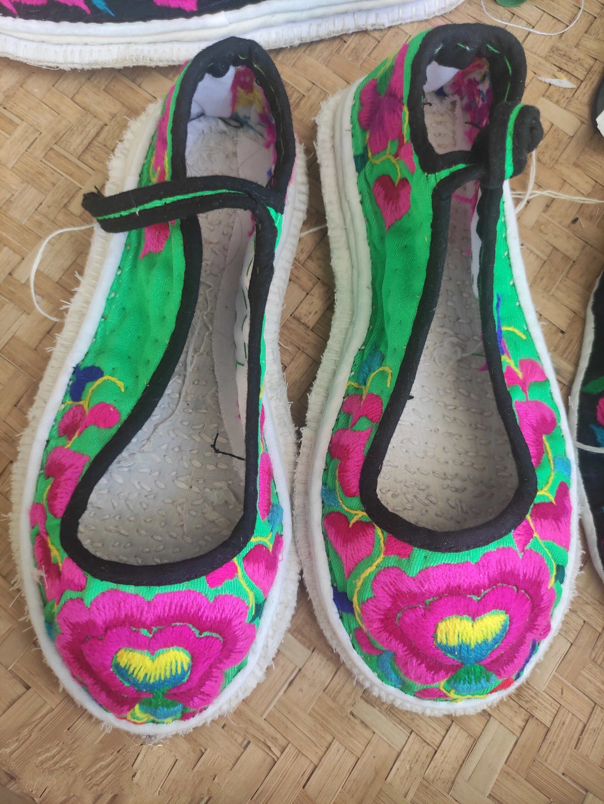 做的绣花鞋,说无聊就天天绣花,知道我会画画,她开心的请我给她画花样