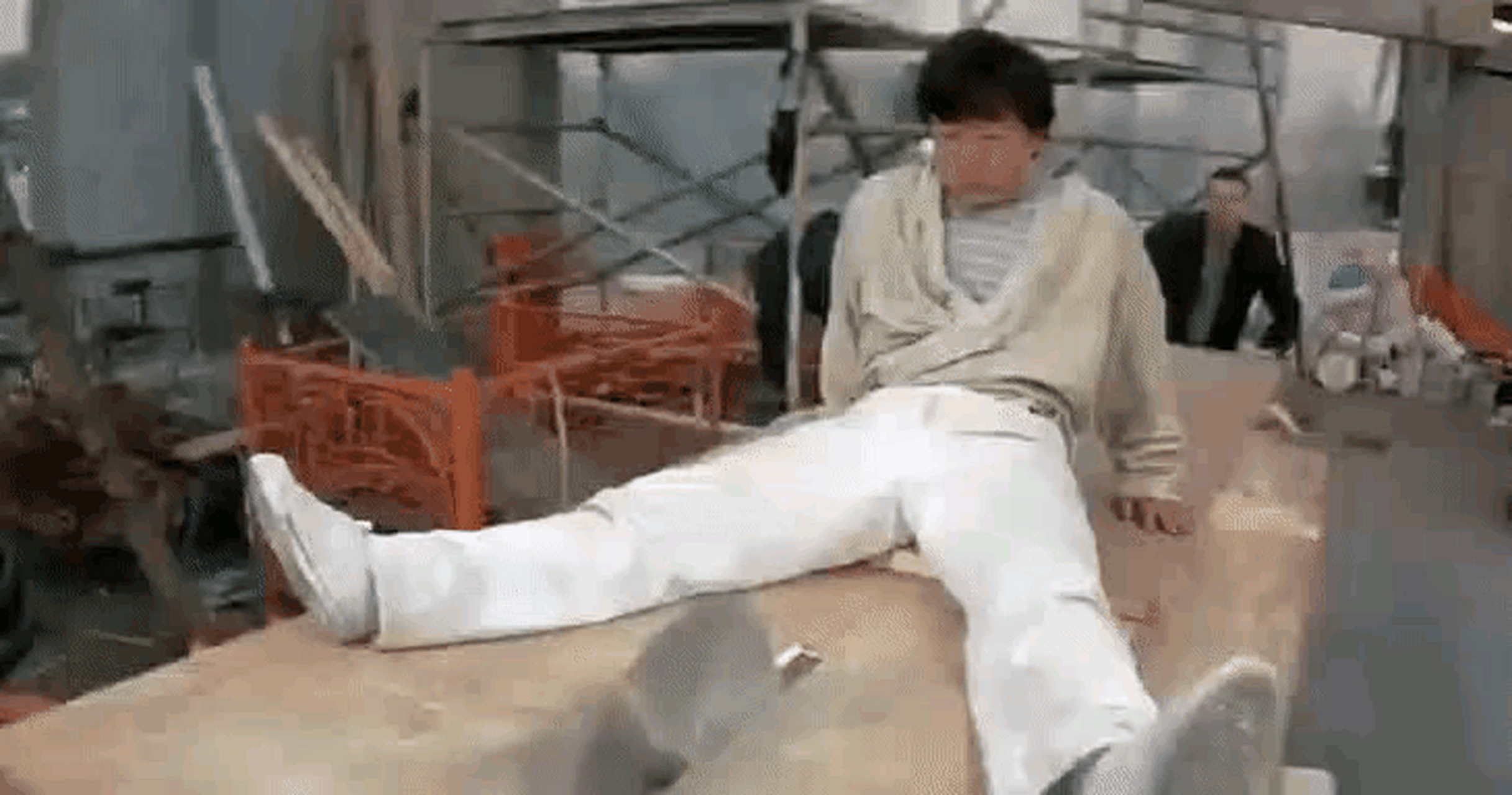 成龙电影幕后花絮,电锯惊魂,太危险!